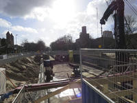 906811 Gezicht op de werkzaamheden voor het opnieuw uitgraven van de Stadsbuitengracht tussen het Moreelseviaduct en ...